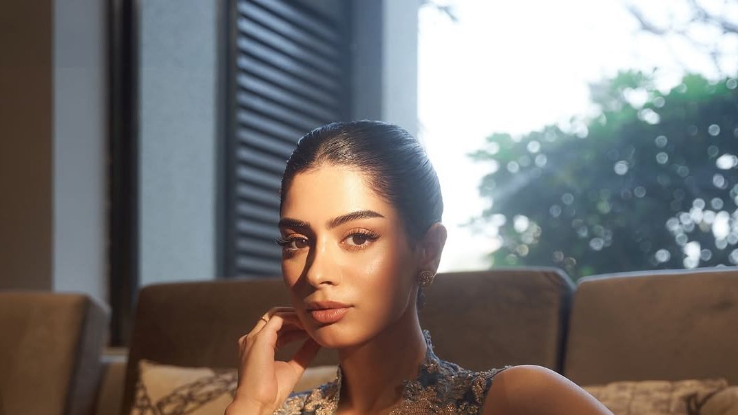 Khushi Kapoor embraced a sun-kissed glow with dewy skin and nude lips