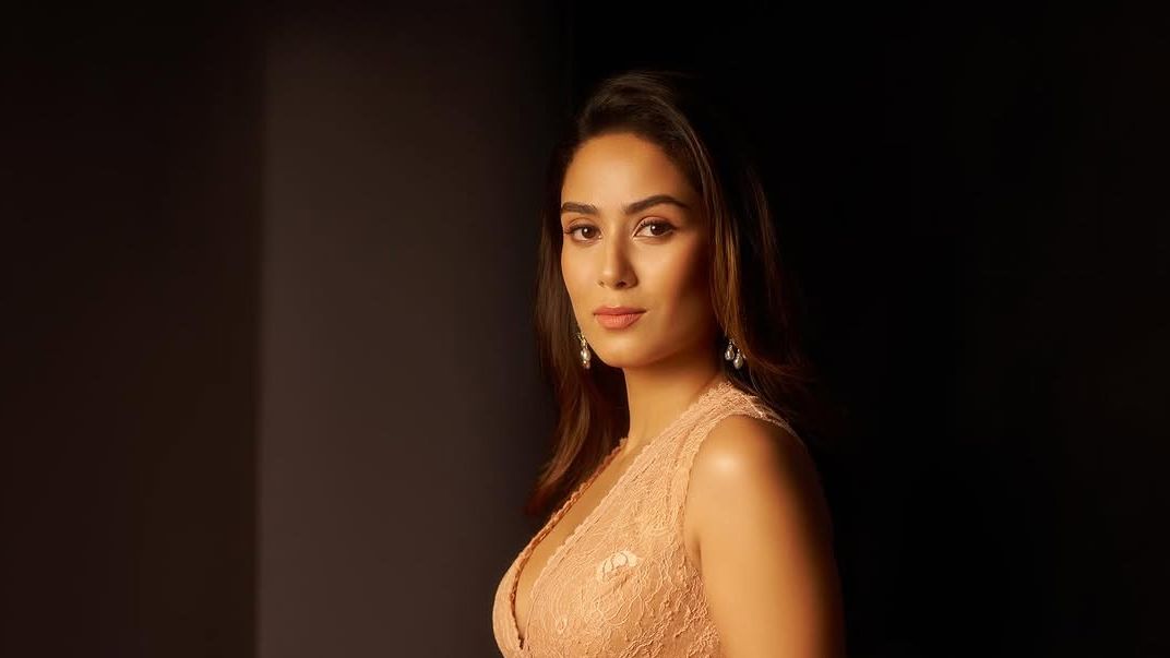 Mira Kapoor wears a peachy pink sari that spotlights delicate lace and intricate embroidery