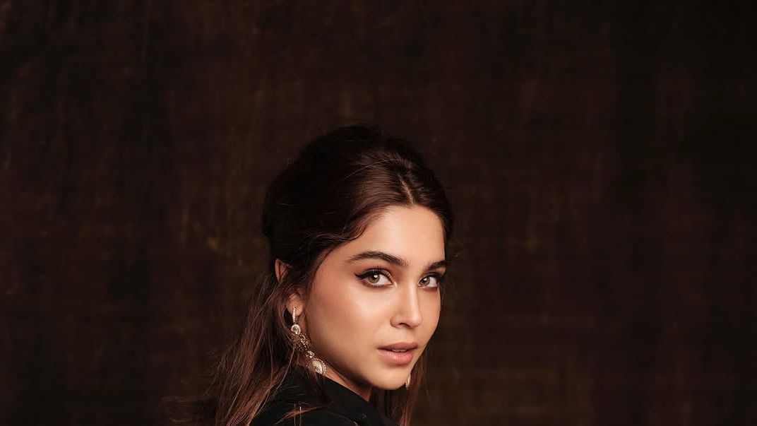 Sharvari wore her ebony Sabyasachi sari with a denim upcycled jacket