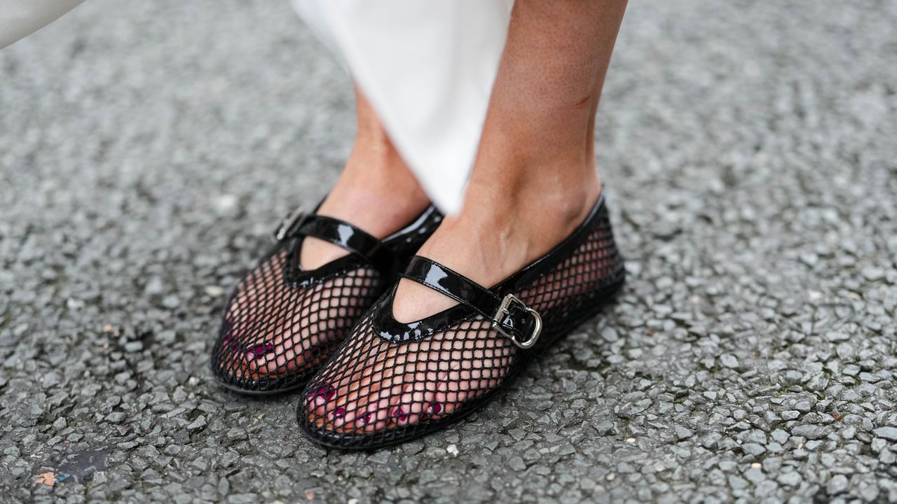 How to style mesh flats, according to the street-style set
