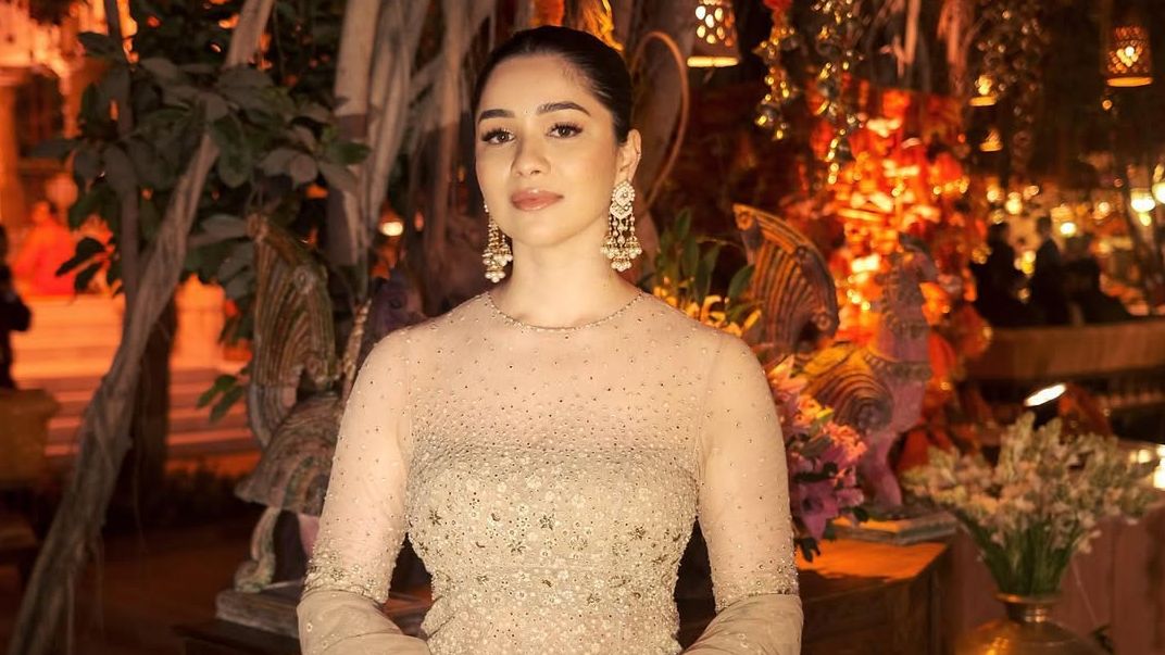 Sara Tendulkar’s versatile wardrobe features slinky cover-ups and saris