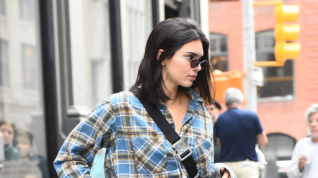 How to wear jeans with 90s’ plaid shirts that are coming back this summer