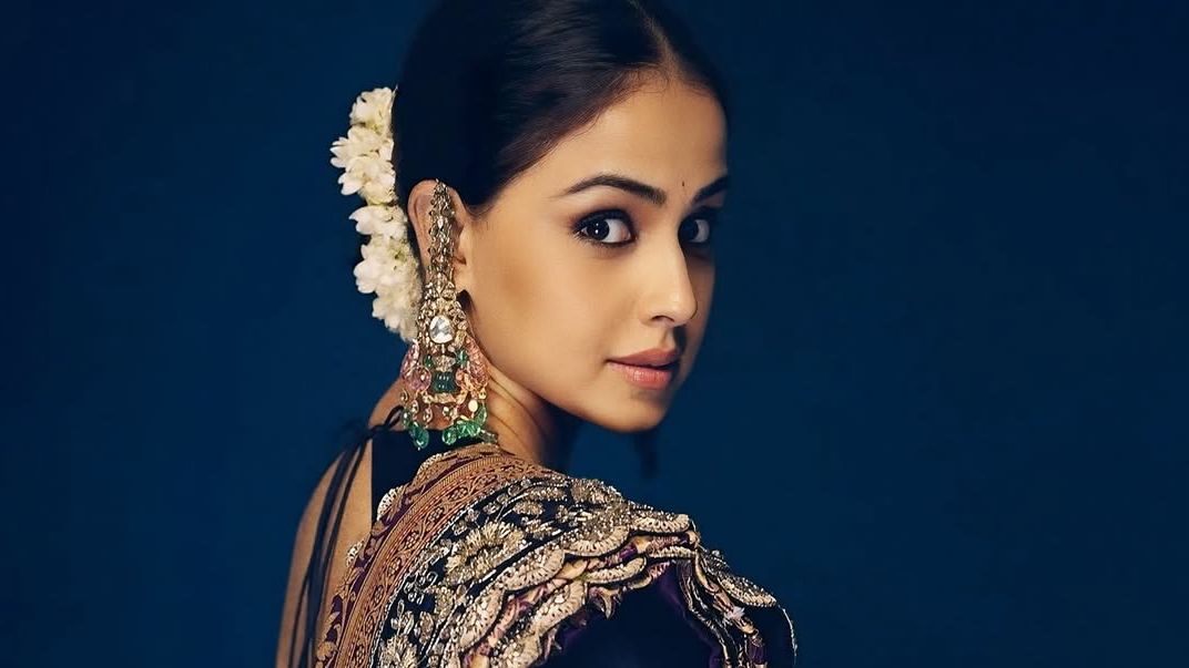 Take notes from Genelia Deshmukh on styling an anarkali with a Banarasi sari