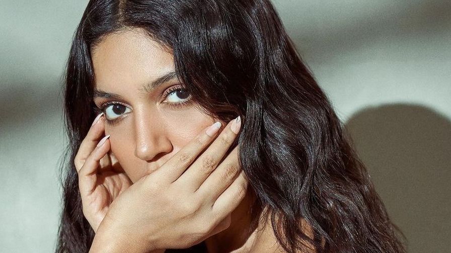 I stopped biting my nails when a psychologist told me this (and it helped my anxiety)
