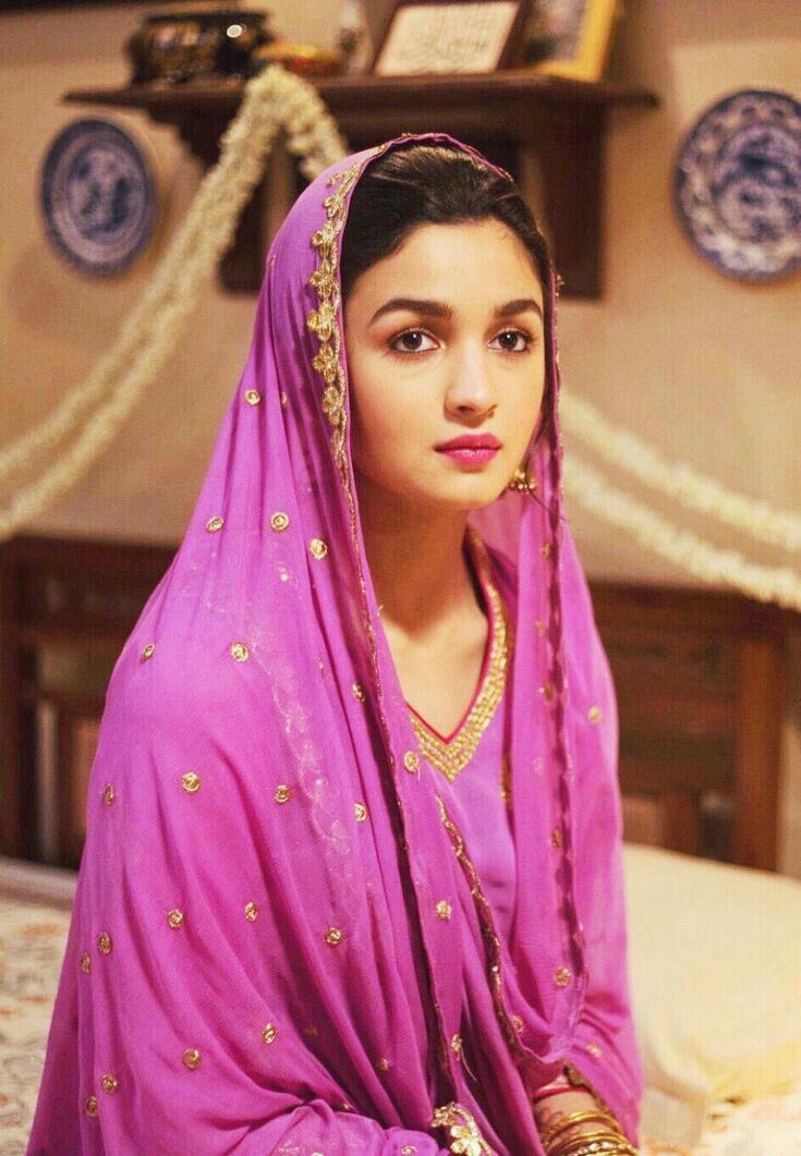 Top 5 Traditional Movie Looks of Alia Bhatt That Redefined Desi Glamour