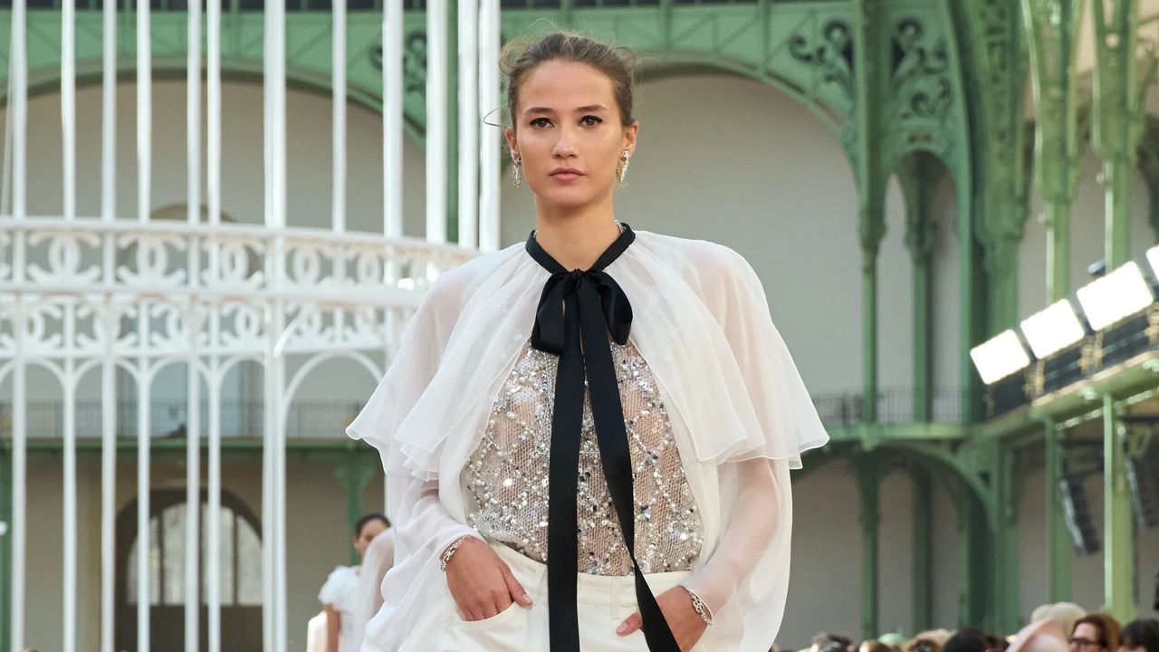 ’70s blouses are back—here’s how to wear them with baggy pants