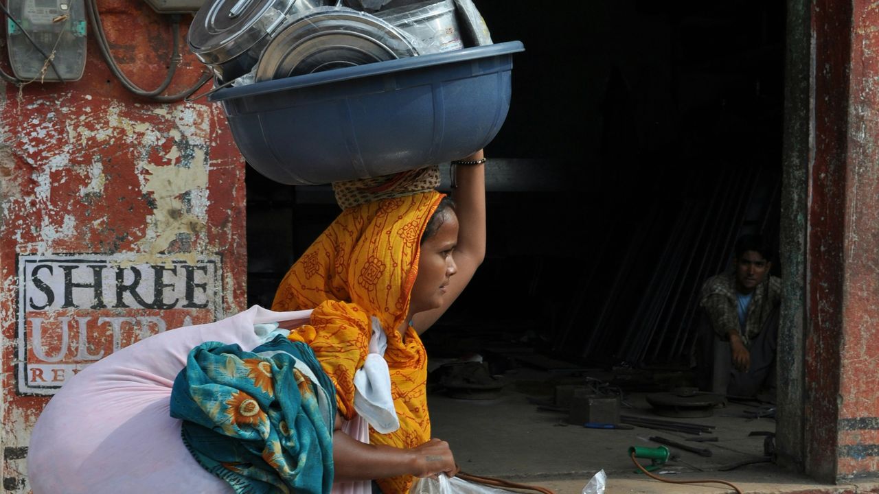 The Delhi thrift market boom rests on the backs of women cloth recyclers