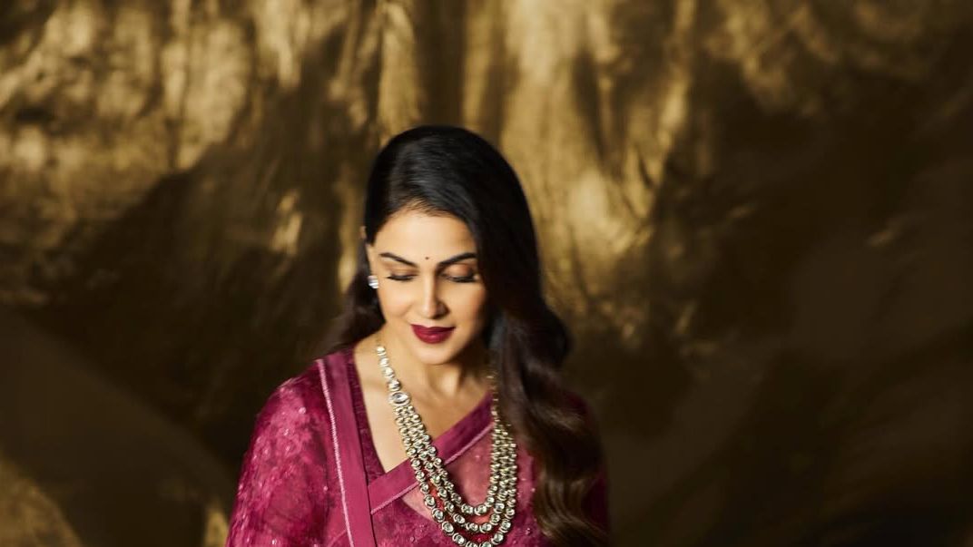 Genelia Deshmukh channels old-Bollywood glamour in a tonal baroque Anavila sari